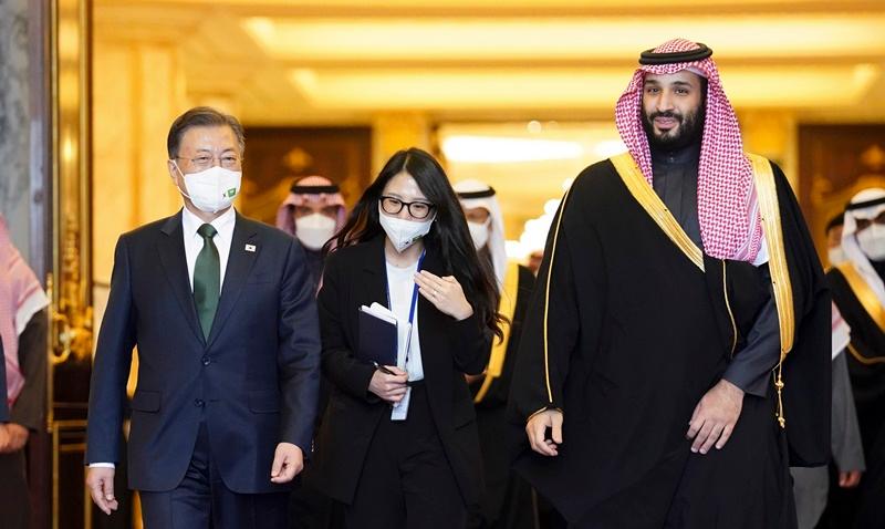 Президент РК Мун Чжэ Ин и наследный принц Мухаммед ибн Салман Аль Сауд направляются в следующее место после официального обеда во Дворце Ямама в Эр-Риярде. / Фото: Рёнхап