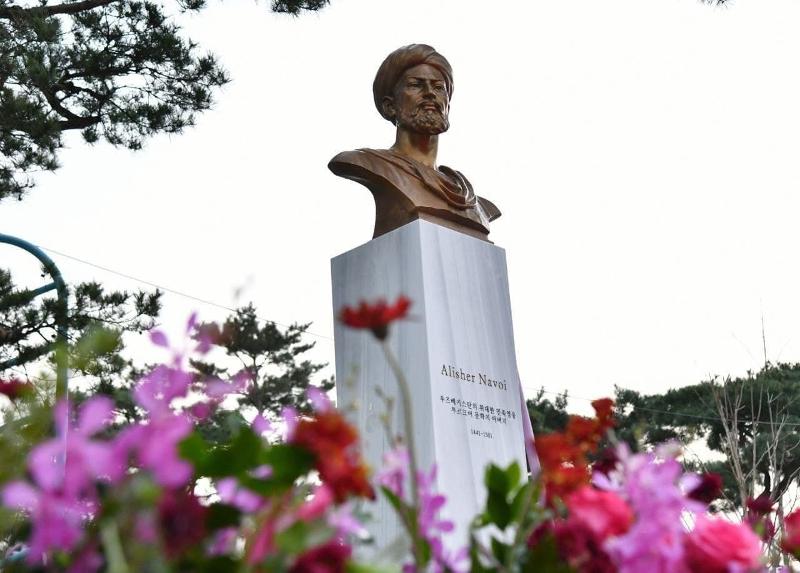 Памятник великого предка узбекского народа, государственного деятеля и мыслителя Алишера Навои в районе Сочо