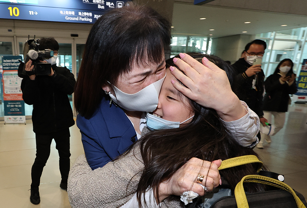 Гражданка Украины, этническая кореянка Нам Анита (10 лет), 22 марта прилетела в Корею и встретилась со своей бабушкой Нам Луизой (56 лет) в Международном аэропорту Инчхон.
