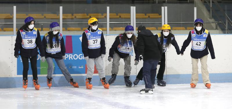 Участники 18-й «Программы мечты» учатся кататься на коньках. / Фото: Korea.net (Ли Чжун Ён)