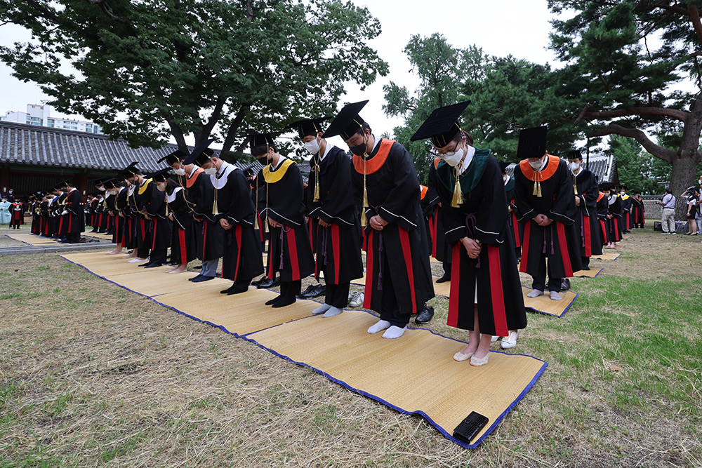 25 августа в храме Тэсончжон Университета Сонгюнгван в сеульском районе Чонно-гу проходит церемония вручения дипломов.