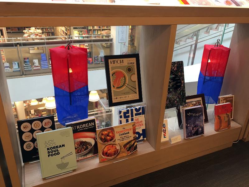 В 11 странах в этом году пройдут мероприятия, направленные на продвижение корейских книг за рубежом. На фото представлены корейские книги, выставленные на мероприятии «Месяц корейской культуры», организованного в октябре прошлого года Корейским культурным центром в Лондоне в филиале Foyles, ведущей британской книжной сети, на Чаринг-Кросс-роуд. / Фото: Facebook ККЦ в Великобритании
