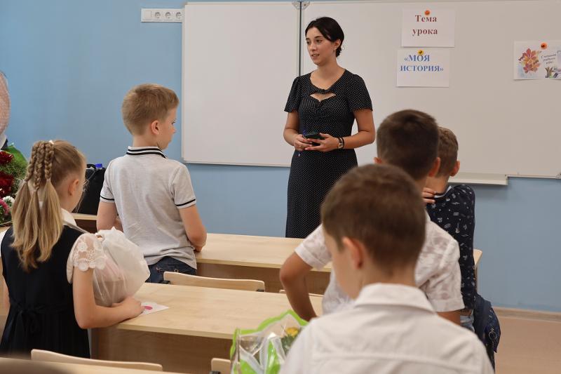 В украинских учебниках появится выражение «Чудо на реке Ханган», обозначающее стремительный экономический рост Южной Кореи после Корейской войны (1950-1953). На фото ученики одной из школ Мариуполя, Украина, 1 сентября. / Фото: Рёнхап