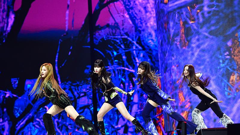 K-POP группа aespa 14 ноября 2021 года выступает на Всемирном K-POP концерте, который проходил в выставочном зале KINTEX в городе Коян, провинция Кёнгидо. / Фото: Корейское агентство международного культурного обмена