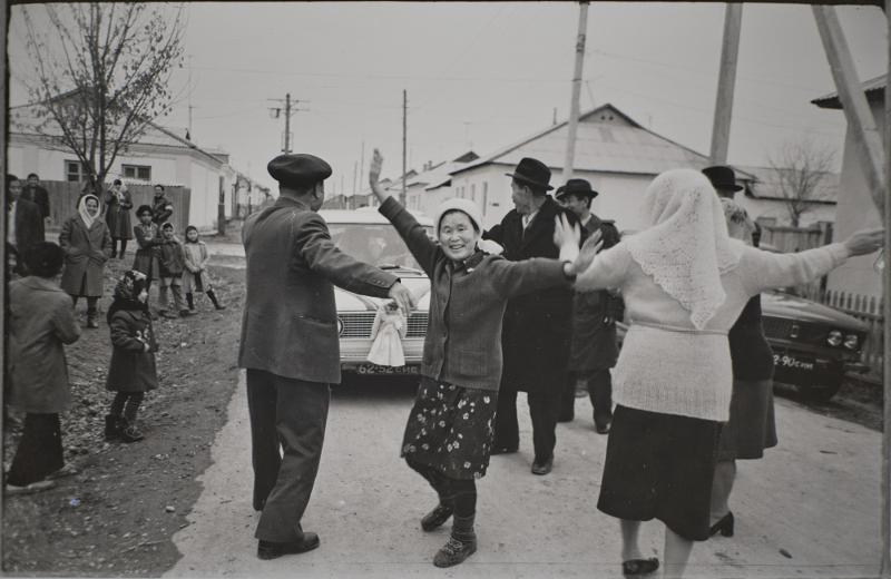 Работа Виктора Ана «Свадьба Ан Анатолия». 1979 год. Узбекистан, Гулистан. Гости встречают молодоженов. / Фото: Национальный фольклорный музей 