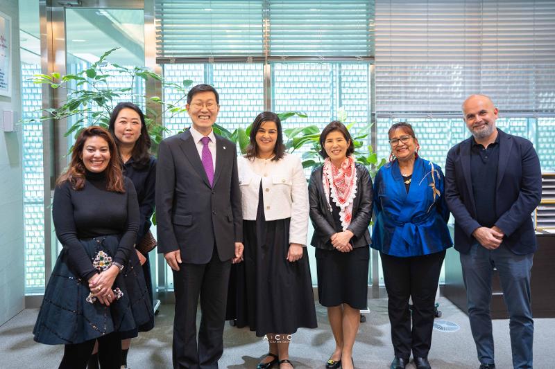 Посол Иордании Асал Аль Тал (четвертая слева) 12 октября позирует для памятной фотографии с писателями и официальными лицами на церемонии открытия выставки «Солидарность и гостеприимство», посвященной 60-летию корейско-иорданских отношений, которая прошла в Азиатском культурном центре в районе Дон-гу в городе Кванджу. / Фото: Посольство Иордании в Корее