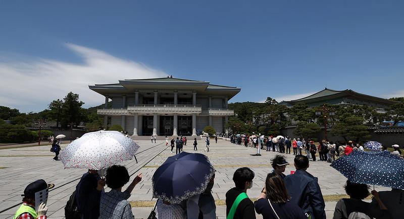 26 мая посетители стоят в очереди перед входом в Чхонвадэ. / Фото: Korea.net 