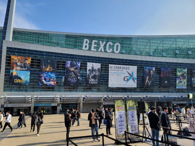 17 ноября горожане собираются перед Выставочным центром 1 в BEXCO в день открытия крупнейшей в стране игровой выставки G-Star. / Фото: Ю Ён Гён