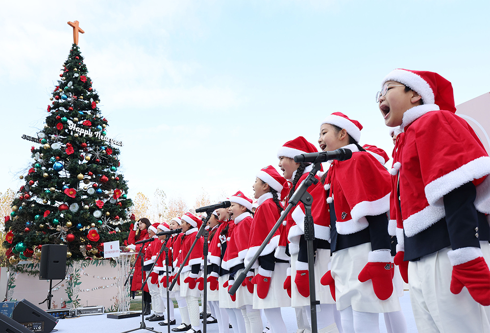 Утром 1 декабря детский хор выступает на церемонии открытия благотворительной акции «Рождественский котелок» Армии Спасения на Сеульской площади в районе Чун-гу.