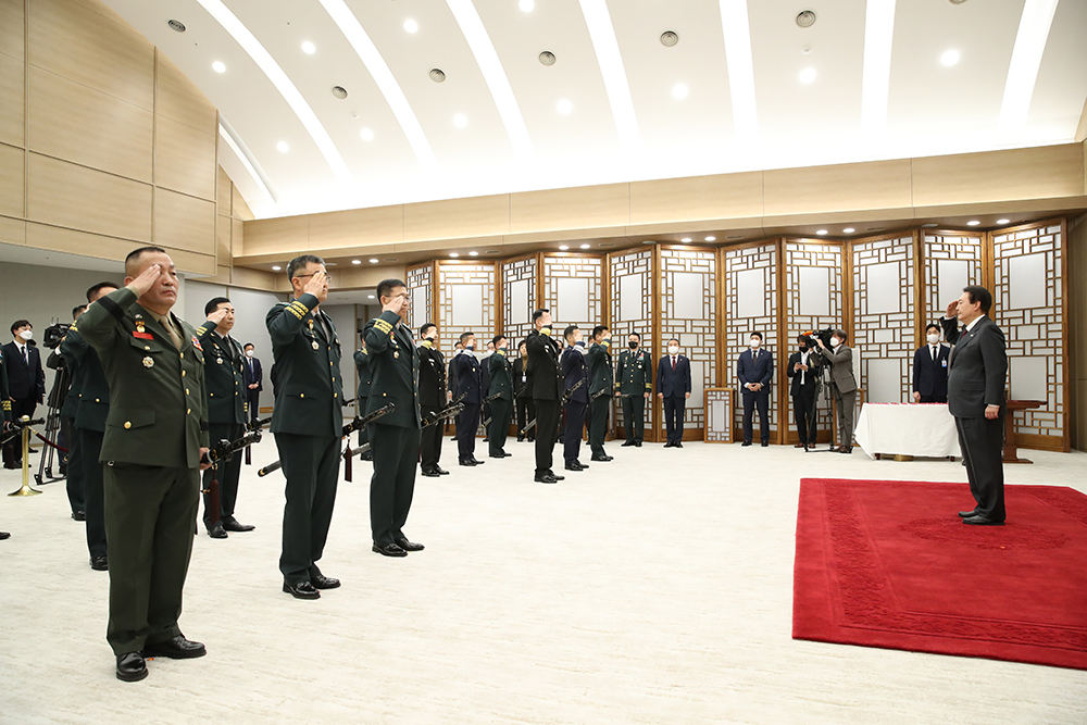 Президент РК Юн Сок Ёль утром 7 декабря салютует новоназначенным генералам на церемонии их назначения, которая состоялась в офисе президента в районе Йонсан в Сеуле.