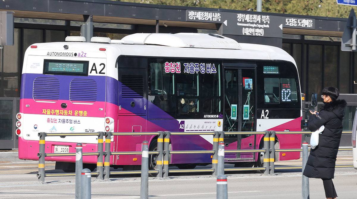 Беспилотный автобус на скоростном автобусном маршруте (BRT) 27 декабря проезжает рядом с правительственным комплексом в городе Седжон.