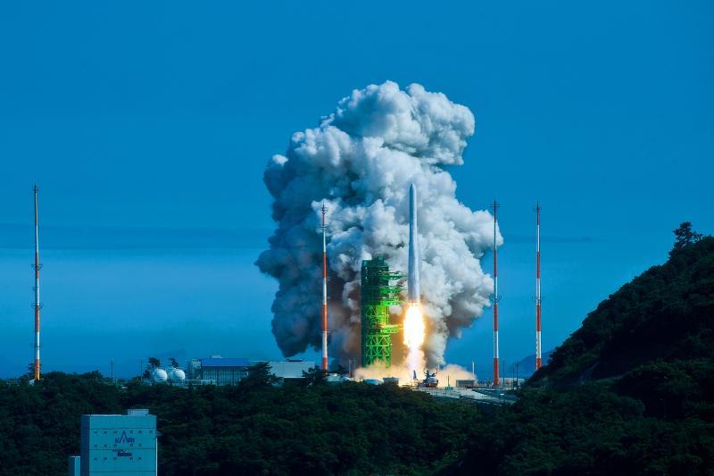 Корейская космическая ракета «Нурихо» KSLV-II 21 июня стартует с Космического центра Наро в уезде Кохын, провинция Чолла-Намдо. Запуск ракеты был произведен во второй раз после первого в октябре прошлого года. Во время первого пуска «Нурихо» в него был погружен фиктивный спутник, а во второй раз его заменили на действующий спутник, созданный с использованием отечественных технологий. / Фото: Рёнхап
