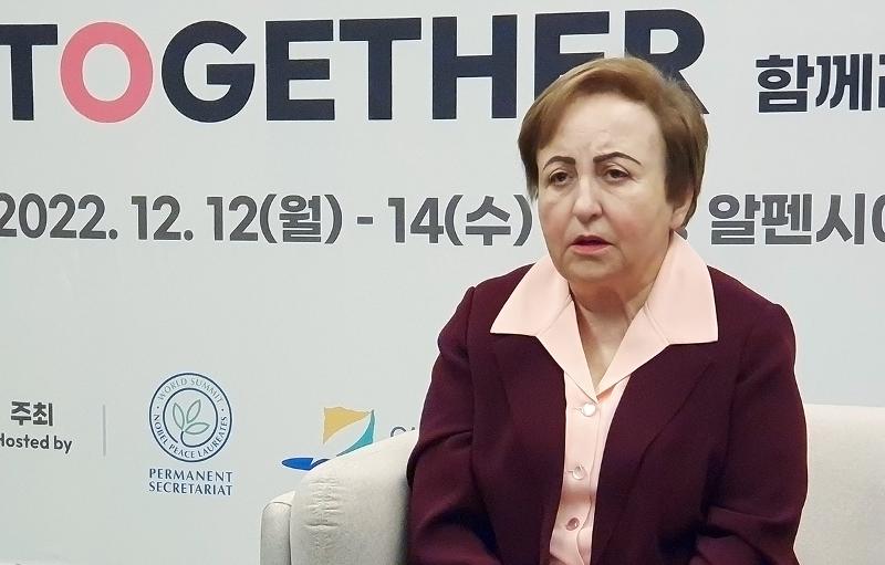 Иранская правозащитница и юрист Ширин Эбади, которая в 2003 году стала первой женщиной-мусульманкой, получившей Нобелевскую премию мира, 12 декабря дала интервью Korea.net в конференц-центре Alpensia в уезде Пхёнчхан, провинция Канвондо. / Фото: Юн Да Хи