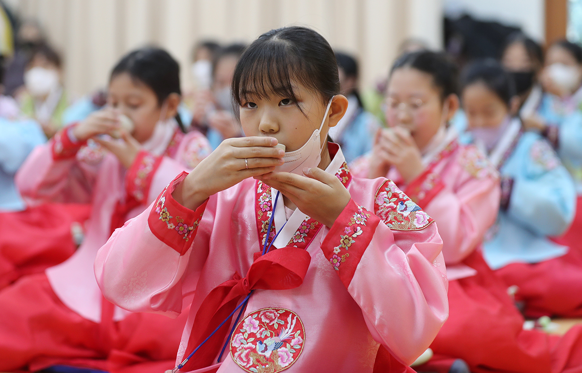 Ученики начальной школы утром 4 января изучают правила традиционного чайного этикета на занятиях по традиционной культуре во время зимних каникул в конфуцианской академии Аллак Совон в храме Чуннёльса в районе Тоннэ-гу в Пусане.