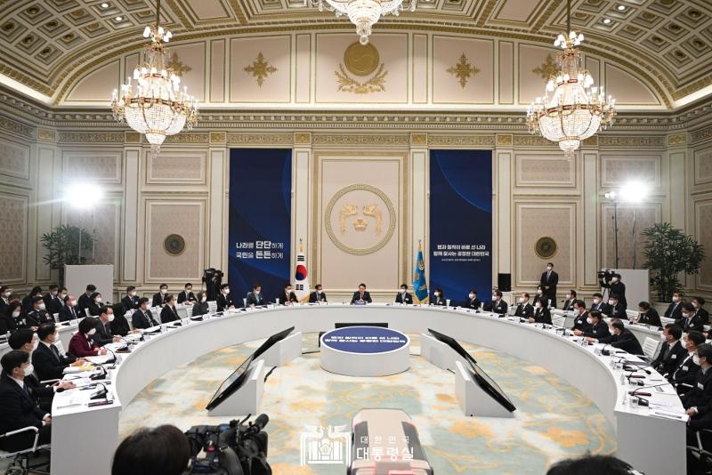 Президент РК Юн Сок Ёль 26 января принимает отчет о работе в этом году от Министерства юстиции, Комиссии по справедливой торговле и Министерства государственного законодательства в зале Ёнбингван в Чхонвадэ. / Фото: Канцелярия президента РК