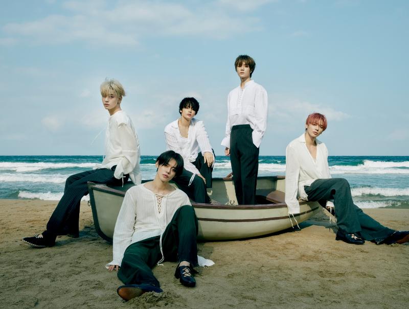Мужская K-POP группа TOMORROW X TOGETHER (TXT) возглавила главный альбомный чарт США «Billboard 200» со своим пятым мини-альбомом «The Name Chapter: TEMPTATION». / Фото: Twitter Big Hit Music