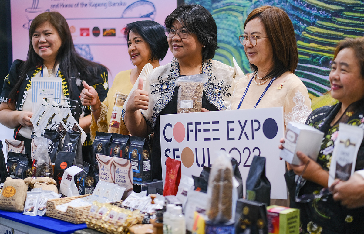 На выставке «Seoul Coffee Expo 2023», открывшейся 5 апреля в выставочном центре COEX в районе Каннам-гу, Сеул, представители кофейной индустрии из Филиппин, почетного гостя в этом году, знакомят посетителей со своей продукцией. 