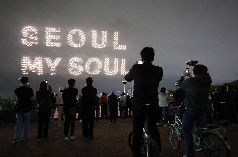29 апреля дроны представляют новый слоган Сеула «Seoul, my soul (Сеул, моя душа)» над рекой Ханган во время светового шоу дронов, которое проходит в парке Ттуксом Ханган в районе Кванчжин-гу в Сеуле. / Фото: Рёнхап