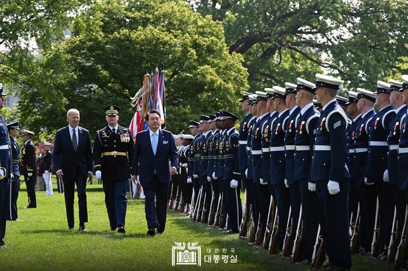 Президент РК Юн Сок Ёль 26 апреля (по местному времени) осматривает почетный караул США вместе с президентом Джо Байденом на официальной церемонии встречи, состоявшейся на Южной лужайке Белого дома. Во время своего приветственного визита лидер Южной Кореи отметил: «Союз РК и США – это не коммерческие отношения, в которых люди встречаются и расстаются ради выгоды, а значимый и справедливый союз, созданный для защиты универсальных ценностей свободы». Юн Сок Ёль также выразил благодарность Джо и Джилл Байден, а также всему американскому народу за приглашение, добавив: «Я приехал в США, чтобы отпраздновать 70-летие гордого альянса с нашими союзниками». / Фото: Канцелярия президента РК