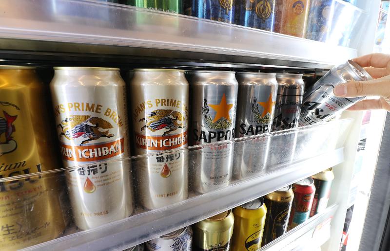 Согласно торговой статистике Таможенной службы Кореи от 17 мая, импорт японского пива в апреле достиг 3 млн долларов. На фото японское пиво, выставленное в корейском магазине. / Фото: Рёнхап