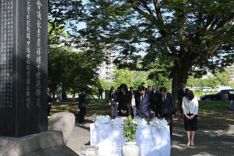 Президент РК Юн Сок Ёль (второй слева), его супруга Ким Гон Хи (первая слева), премьер-министр Японии Фумио Кисида (третий слева) и его супруга Юко Кисида 21 мая посетили Мемориальный парк мира в Хиросиме, где почтили память корейских жертв атомной бомбы. / Фото: Канцелярия президента РК