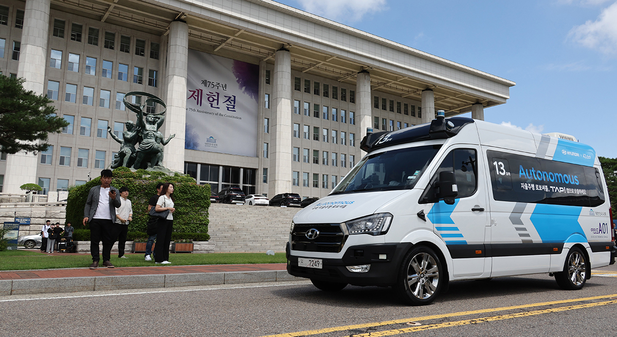 Беспилотный автобус RoboShuttle от компании Hyundai Motor 5 июля курсирует вокруг здания Национальной Ассамблеи в районе Ёыйдо в Сеуле.