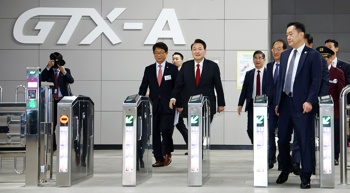 Президент РК Юн Сок Ёль 29 марта прибыл на станцию ​​Донтхан в городе Хвасон, провинция Кёнгидо, после завершения тест-драйва участка Сусо-Донтхан линии А скоростного поезда GTX, который открылся в этот же день. 