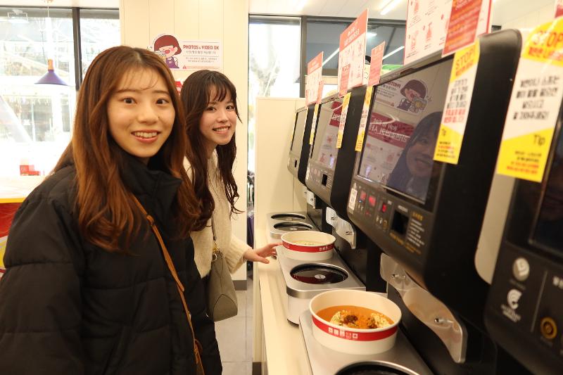 Японские туристы 18 марта готовят рамен в «Библиотеке рамена» в круглосуточном магазине CU Хондэ, расположенном в районе Мапхо-гу в Сеуле. / Фото: Хон Ан Чжи 
