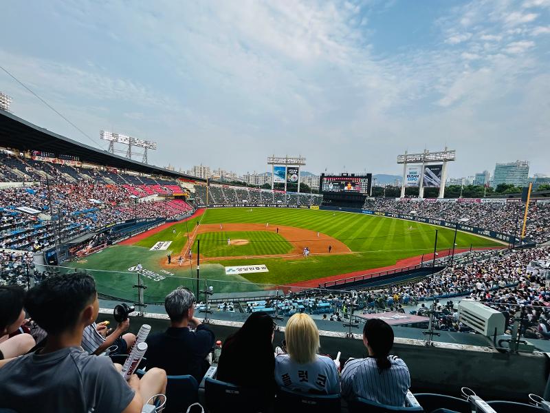 13 августа прошлого года зрители наблюдают за игрой между командами «KIWOOM HEROES» и «LG Twins» в рамках лиги «Shinhan SOL Bank KBO 2023» на бейсбольном стадионе Чамсиль, расположенной в районе Сонпха-гу в Сеуле. / Фото: Маргарэт Тэрэзиа