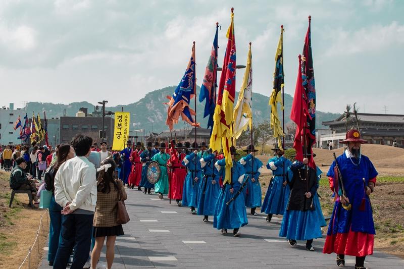 Далее армия шествует по открытой площади Сонхён, весело играя народную песню «Ариран» на духовых и ударных инструментах династии Чосон, таких как набаль, тэпхёнсо и ёнго.