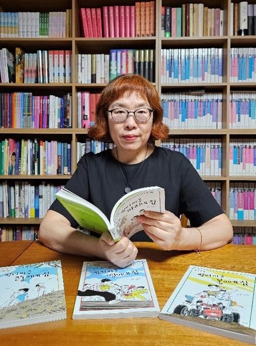 Писательница Ли Гым И показывает свои произведения в кабинете своего дома, расположенного в районе Чун-гу в Сеуле. / Фото: Ли Гым И
