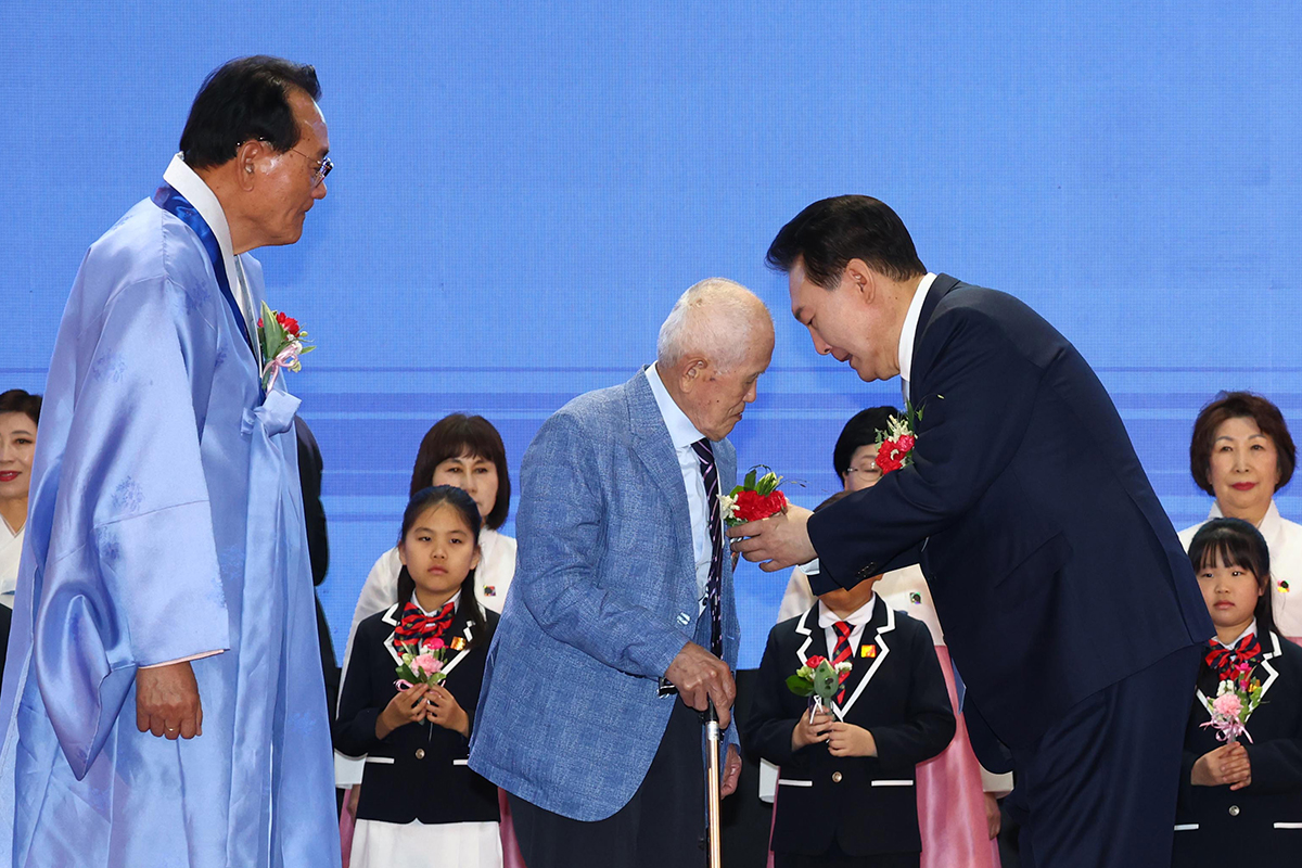 Президент РК Юн Сок Ёль 3 мая дарит гвоздики пожилым людям на 52-й церемонии в честь Дня родителей, состоявшейся на Стадионе Чанчхун в районе Чун-гу в Сеуле.