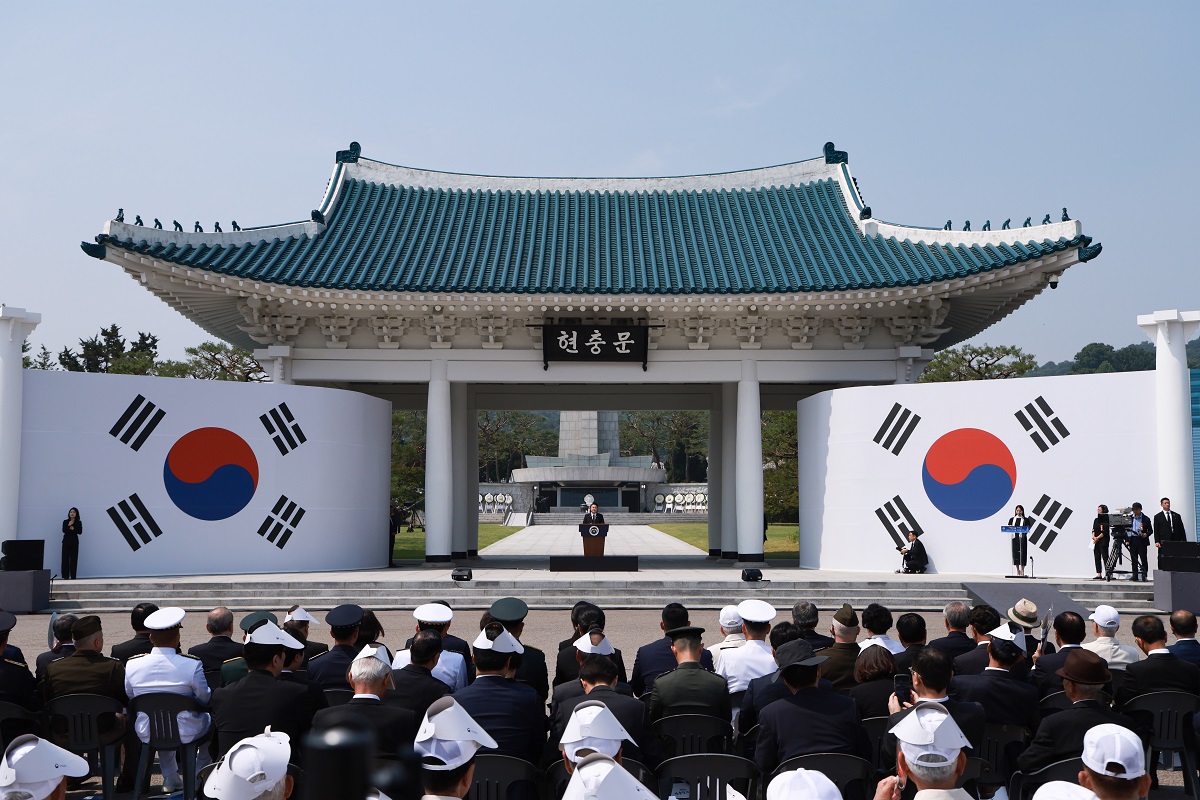 Президент РК Юн Сок Ёль 6 июня выступает на церемонии, посвященной 69-й годовщине Дня памяти, на Сеульском национальном кладбище в районе Тончжак-гу.
