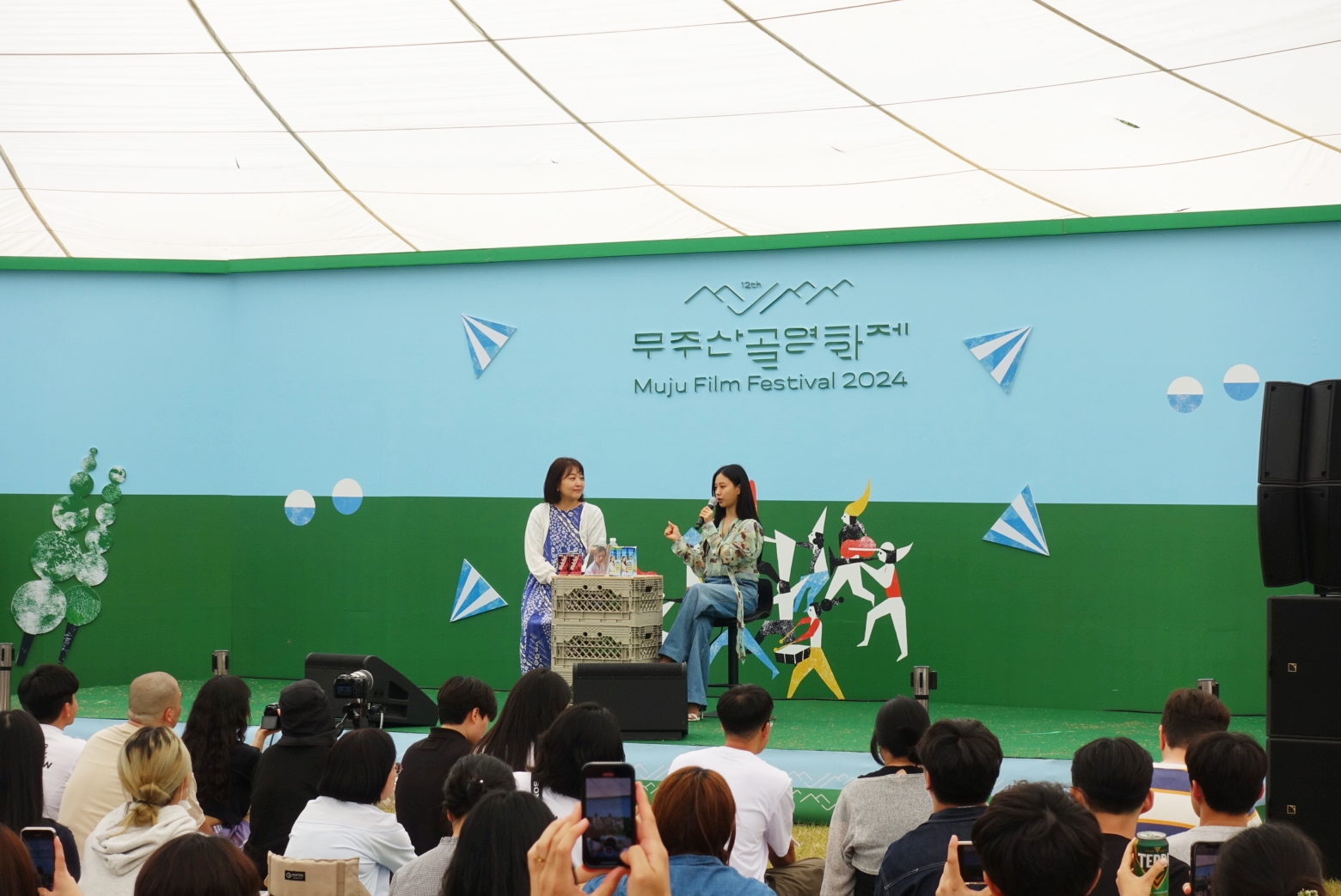Ток-шоу с участием директора Института актерских исследований Пэк Ын Ха и актрисы Ко Мин Си на 12-м фестивале горного кино в Муджу. / Фото: Киль Гю Ён