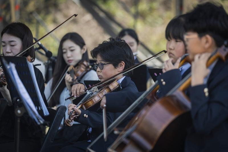 Учащиеся начальной школы Кечхон 31 мая выступают на «Фестивале классической музыки в Кечхоне 2024». / Фото: K-Arts Creative (KNUA)