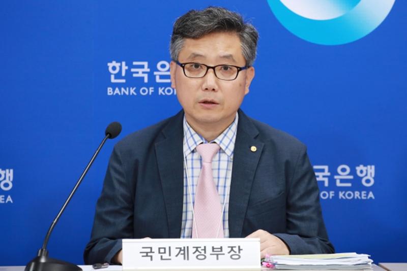 Глава отдела национальных счетов департамента экономической статистики Банка Кореи Чхве Чжон Тхэ 5 июня выступает на брифинге в Банке Кореи, посвященном национальному доходу в первом квартале 2024 года и результатам первой реорганизации национальных счетов за 2020 год. / Фото: Банк Кореи