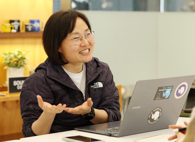 ﻿Ким Ён Ми 19 марта дает интервью Korea.net в штаб-квартире компании The North Face в районе Чун-гу в Сеуле. / Фото: Ли Чжон У