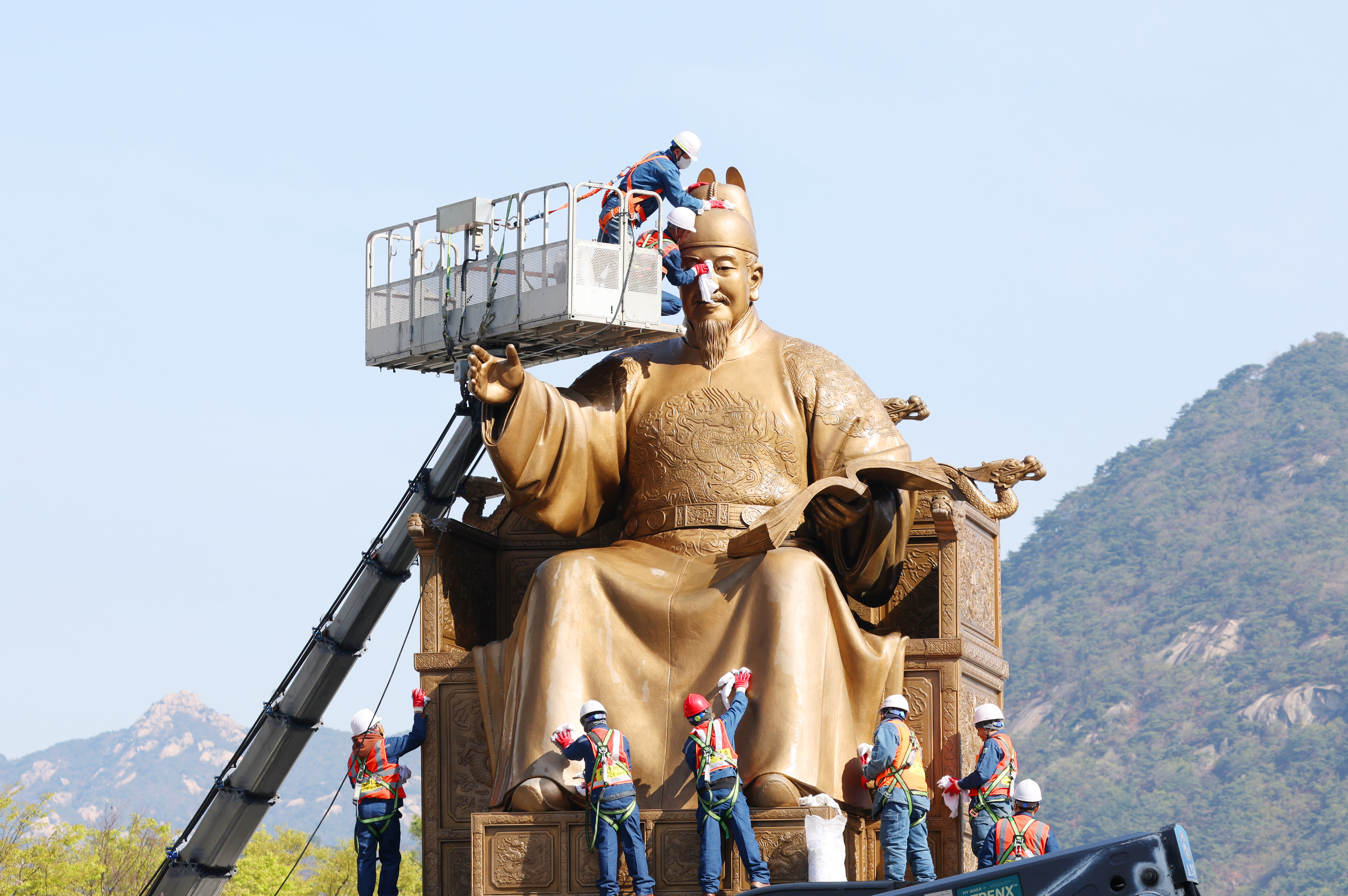 15 апреля рабочие отмывают статую короля Седжона, расположенную на площади Кванхвамун в Сеуле.