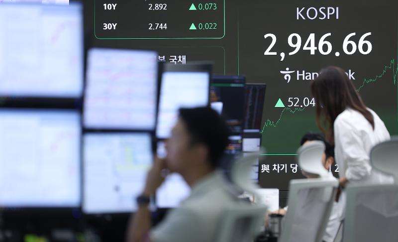 ﻿На фото операционный зал банка Hana Bank в Сеуле 16 июня, когда KOSPI впервые за 3 года и 5 месяцев поднялся до отметки 2940. / Фото: Рёнхап 