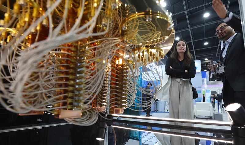 24 июня на стенде выставки «Quantum KOREA 2025» в aT Центре в районе Сочхо-гу в Сеуле представлена модель квантового компьютера в форме люстры.