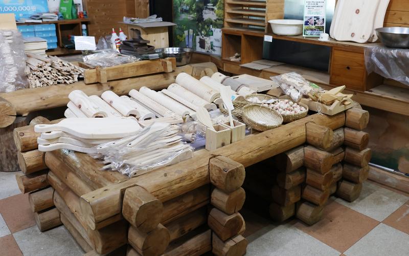 ﻿Изделия из кипариса, которые можно приобрести в специальном магазине в кипарисовом лесу в уезде Чансон, провинция Чолла-Намдо. / Фото: Пак Тэ Чжин