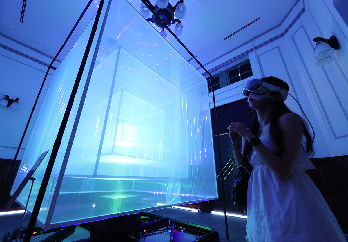 Посетитель выставки «Наш рай» 4 июля рассматривает VR-работу художника Ли Сан Ука «Павильон виртуальной базы данных».
