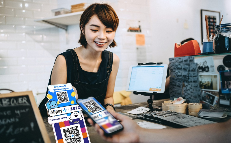 ﻿Корейская национальная организация туризма (НОТК) в сотрудничестве с Korea Easy Payment Foundation (KEPF) и ведущими поставщиками мобильных платежей создала систему стандартных QR-кодов для мобильных приложений цифровых платежей, чтобы сделать шопинг для туристов в Корее еще комфортнее. / Фото: KEPF