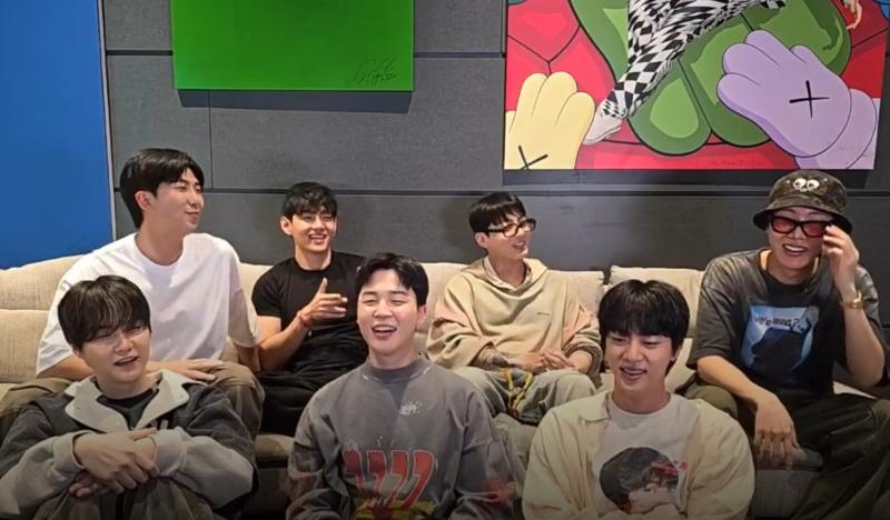 ﻿Участники группы BTS во время прямой трансляции в Weverse 1 июля сообщили, что планируют выпустить новый альбом и отправиться в мировой тур в полном составе весной следующего года. / Фото: Сайт Weverse