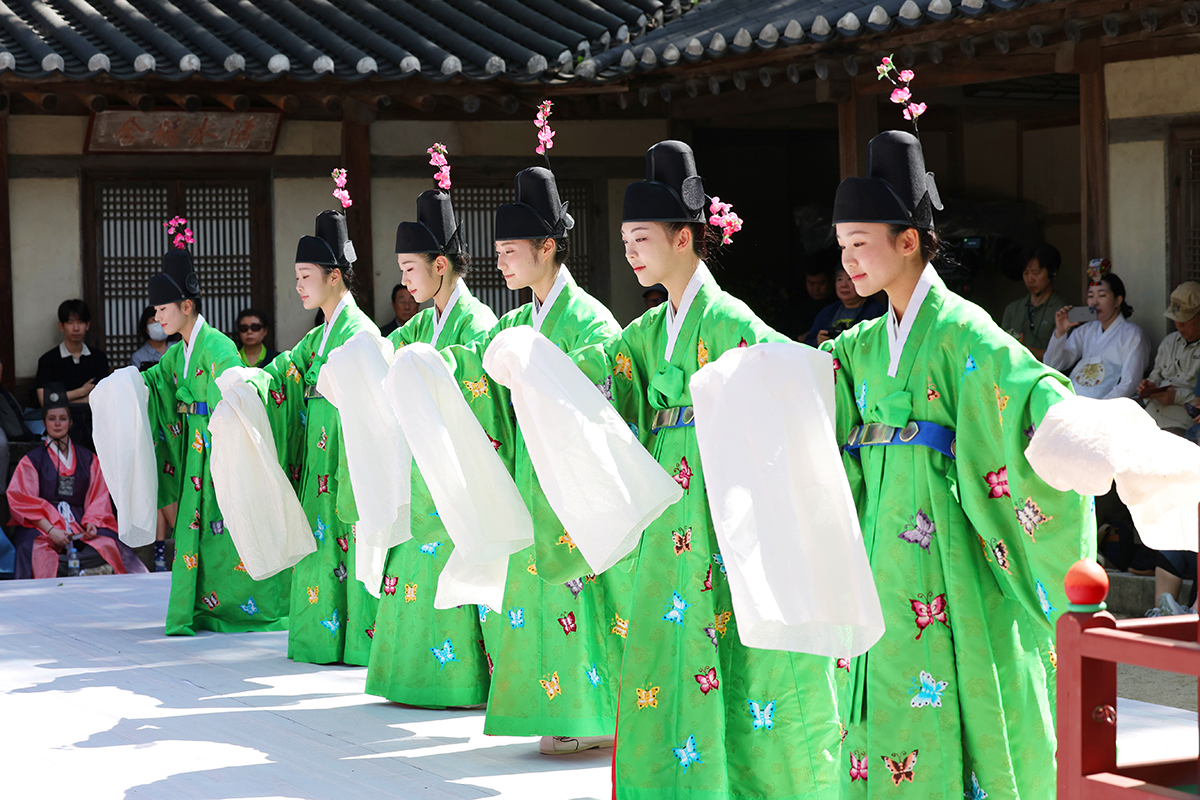 23 сентября во дворце Чхандоккун в Сеуле проходит представление «Чинчжаннэ короля Сунджо династии Чосон в год Жёлтой Крысы».