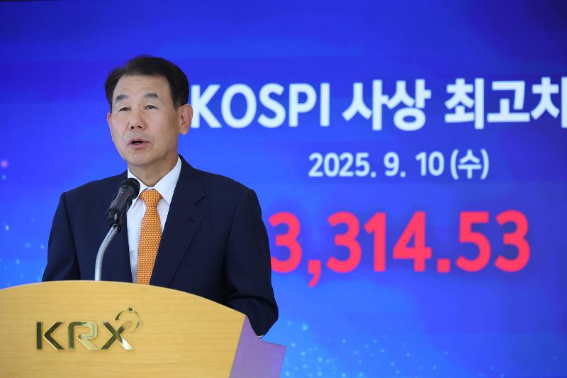 ﻿10 сентября, когда индекс KOSPI достиг рекордно высокой отметки в 3 314,53 пункта, председатель Корейской биржи Чон Ын Бо выступает с речью в здании биржы в Пусане. / Фото: Рёнхап