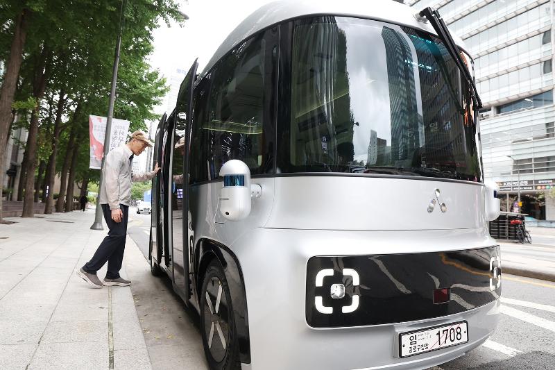 24 сентября беспилотный автобус без водителя готовится к отправлению у ручья Чхонгечхон в Сеуле. / Фото: Ли Чжон У