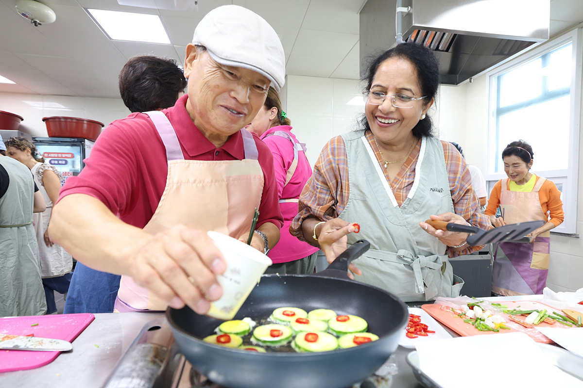 30 сентября, в преддверии праздника Чхусок, иностранцы вместе с пожилыми людьми готовят праздничную еду на кулинарном мастер-классе, который проходит в Центре поддержки пожилых людей в районе Йонсан-гу, Сеул. 