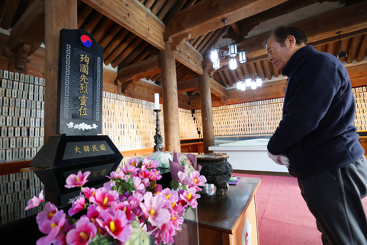 17 ноября, в 86-ю годовщину Дня памяти борцов за независимость, горожанин отдает дань уважения героям в Зале Независимости в Парке независимости Содэмун в Сеуле.