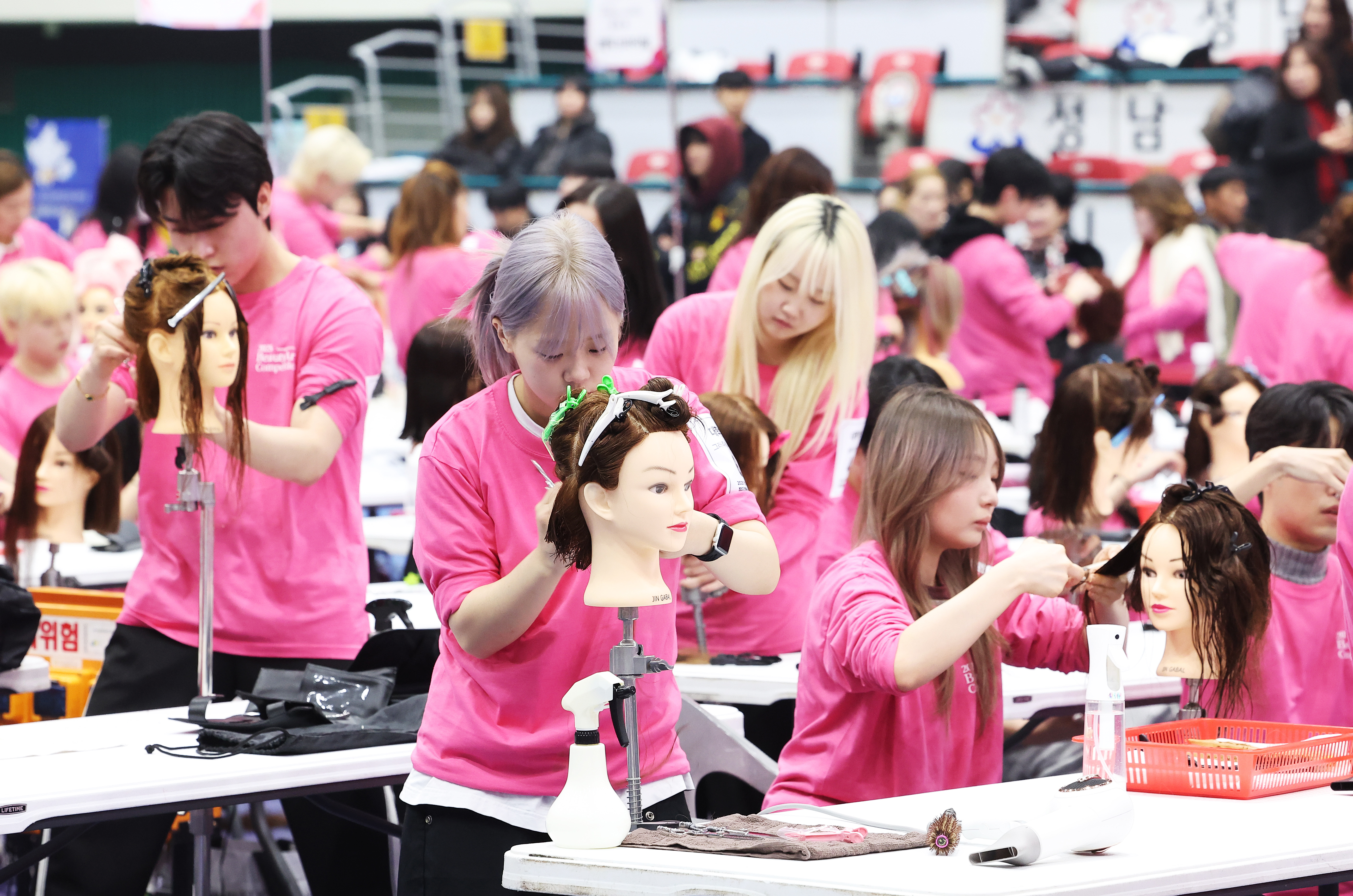 18 ноября участники демонстрируют свои навыки на Конкурсе мастеров красоты на кубок губернатора провинции Кёнгидо, который проходит в Спорткомплексе Соннам в районе Чунвон-гу в городе Соннам, провинция Кёнгидо.